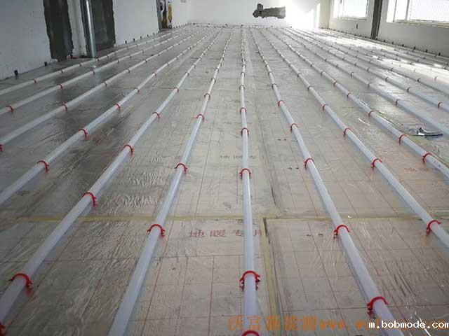 青岛德沃幼儿园空气源热泵项目施工案例地暖施工、主机施工，空气源热泵项目调试成功，项目展示实例——空气源热泵地暖铺管2